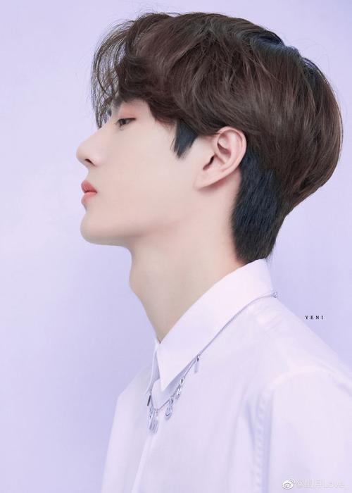 王一博完美侧脸迷人喉结