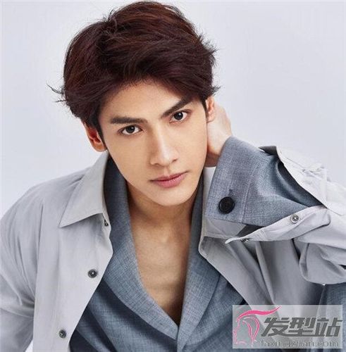 罗云熙最新发型英伦风帅气迷人