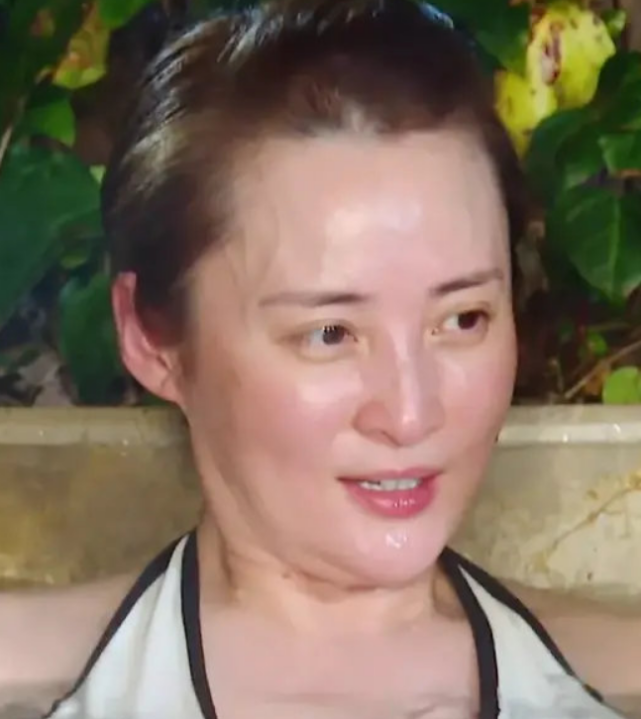 蒋勤勤真实素颜公开43岁老阿姨模样公开平常生活没镜子吗