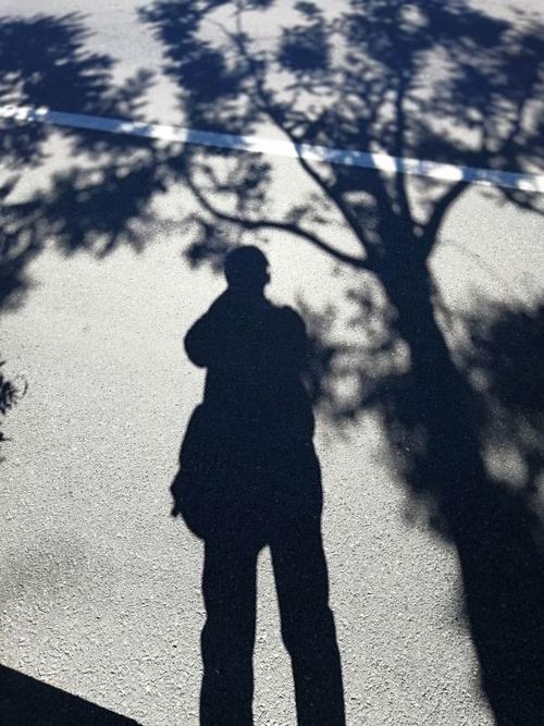 看影子活脱脱的男生啊