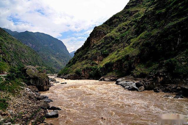 怒江天险"老虎跳"浪花飞溅,惊涛拍岸