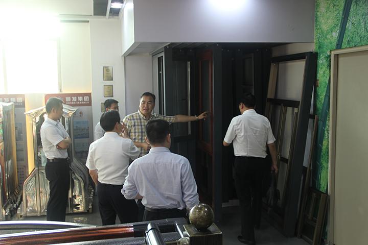 热烈欢迎武汉光谷智造园建设办常务副主任万文群一行考察指导