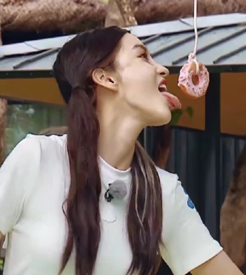 有种无包袱叫baby当她玩游戏伸出舌头后有无整容不言而喻