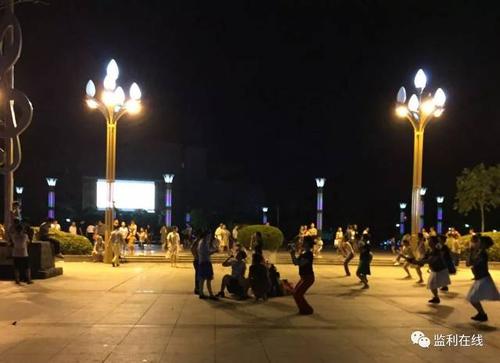 位于城市主干道监利大道(北环大道)与城市主干道江城路的交叉处,地理