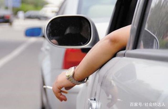 辣眼睛!46岁男子开车时抽烟,直接把老板的550万豪车开进池塘