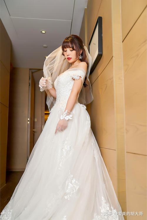 这才是绝美新娘!美女白色婚纱写真,露性感香肩,清纯又