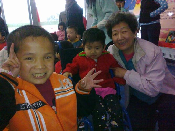 郑州市福利院看孩子们