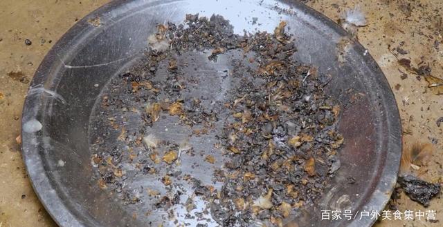受邀来到尼泊尔村民家吃饭,鸡毛烧焦成灰放入鸡肉里