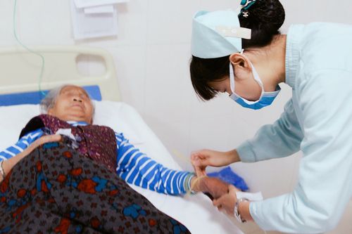 为患者输液,促进疾病恢复.