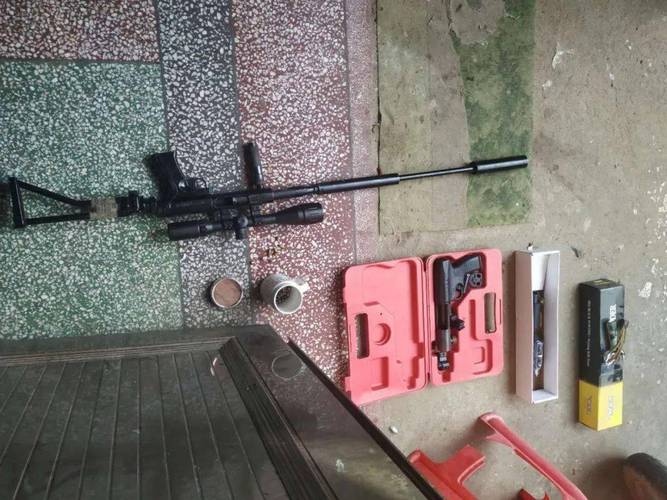 危险蚌埠一村民家中收缴出射钉枪制式射钉弹和钢珠