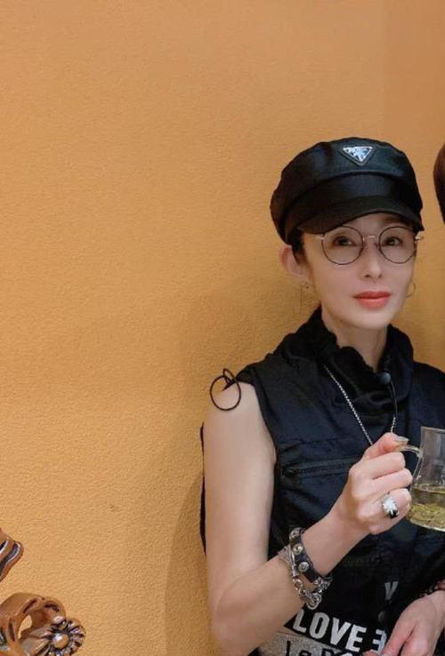 51岁张敏近照曝光,老态尽现硬走少女嘻哈风,大龄成婚孕子无望