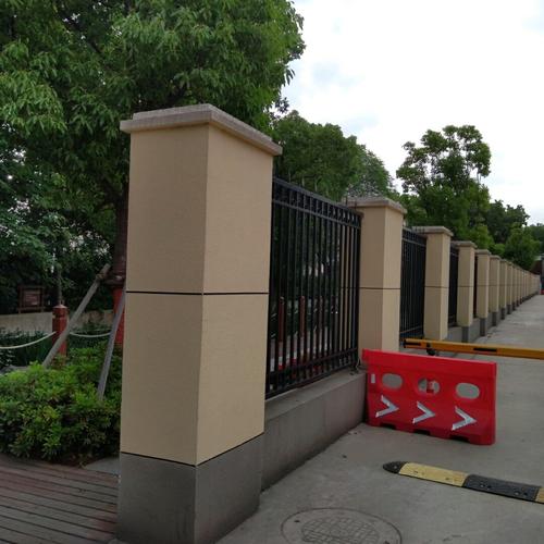 发现真石漆的应用真的很广泛,房屋的外墙,围墙的护栏,园林的装饰景观