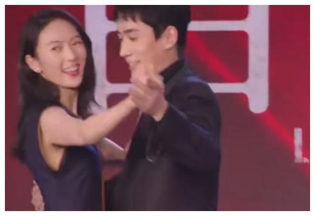 朱一龙与视后童瑶跳舞太紧张表情拘谨还误踩对方好几脚