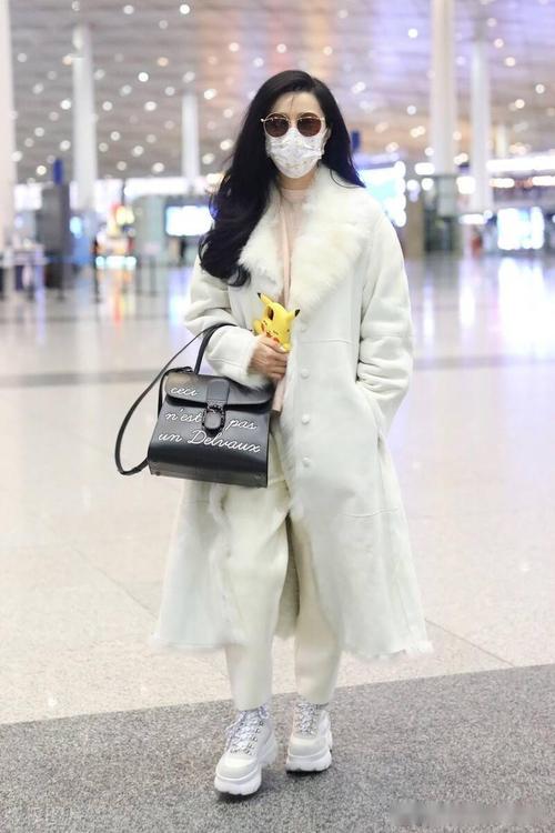 街拍:范冰冰白色皮毛一体大衣 厚底绑带靴 黑色包袋温柔纯净_机场