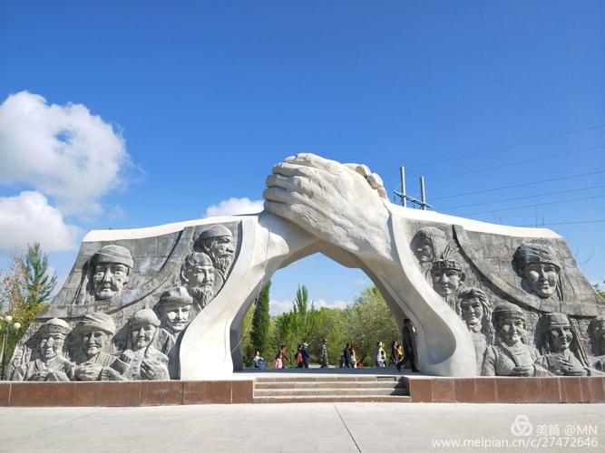 "瞻仰革命烈士 学习先辈事迹 从小立志成才"博尔塔拉军分区幼儿园"五