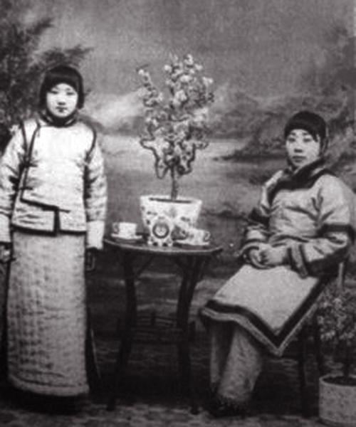 弘一法师的母亲(右)和原配妻子