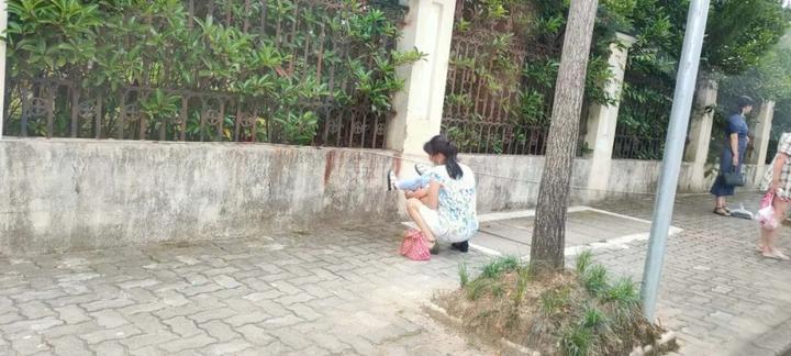 一市民随地大小便