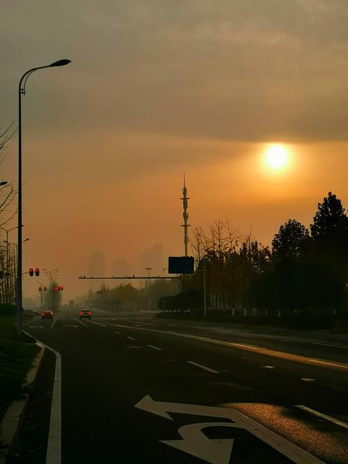 冬天的早晨.太阳,要把整个云层燃烧