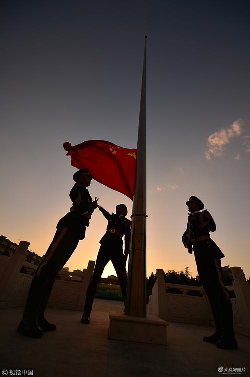 一号楼楼前广场上,举行了庆祝中华人民共和国成立69周年升国旗仪式