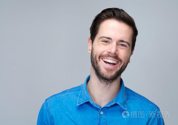 笑有吸引力的白种男人的肖像