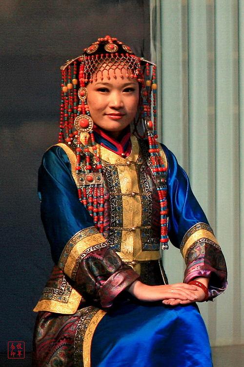 以女子长袍为例,科尔沁,喀喇沁地区的蒙古族受满族影响,多穿宽大直筒