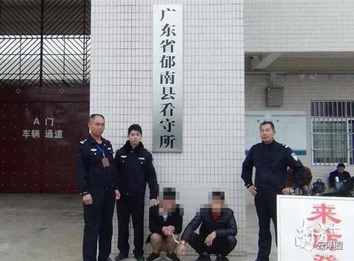 民警在办理刑满释放罪犯释放手续时,发现一群年轻人在看守所大门前