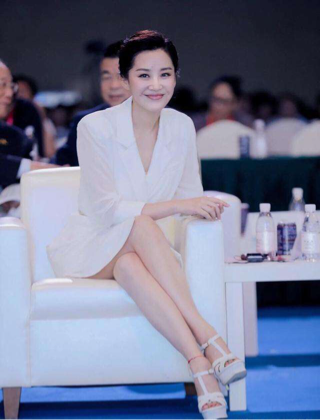 不老女神许晴,一袭金色羽毛刺绣礼服,为你揭秘保养秘诀