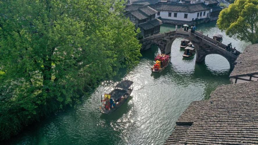 寓意击走一年的霉运与灾祸,更有镇守乌镇的乌将军,瘟元帅立于船头