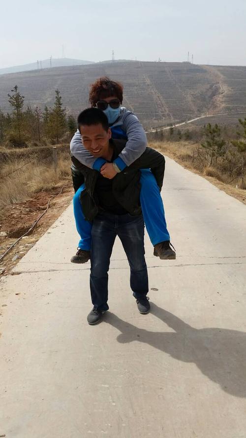 赵美人背着女汉子,男人就是好有力量哦