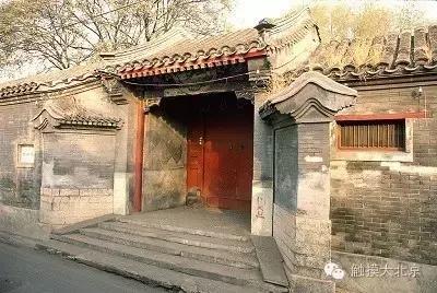 门板装在后柱上,大门和门廊占一间屋子大小,门外的两扇墙呈外八字形状