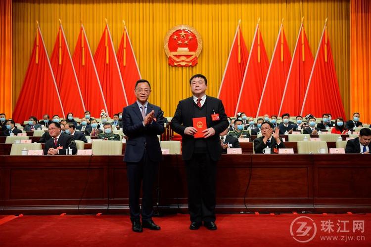 省委常委,市委书记李石松为新当选的李先祥,陈世禹,孟凡兵等同志颁发