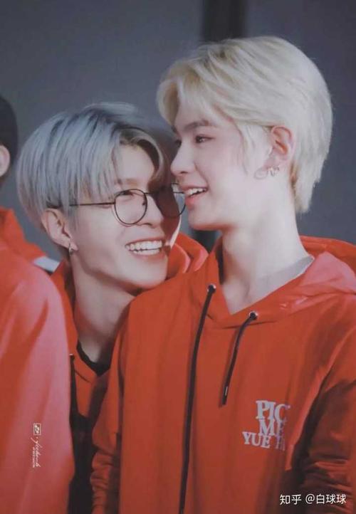 如何看待何美延抄袭黄明昊应援色?