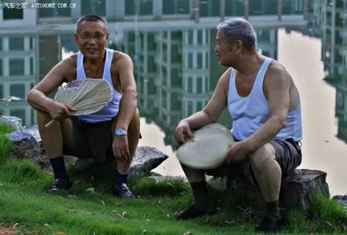 高圆圆把老大爷的跨栏背心穿得优雅又清新,她是怎么做到的?