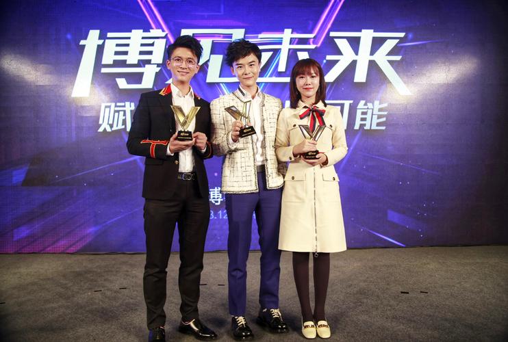 思橙教育旗下的"一笑而过"名师团中的周思成,陆寓丰,孔玮,宋智鸣揽获