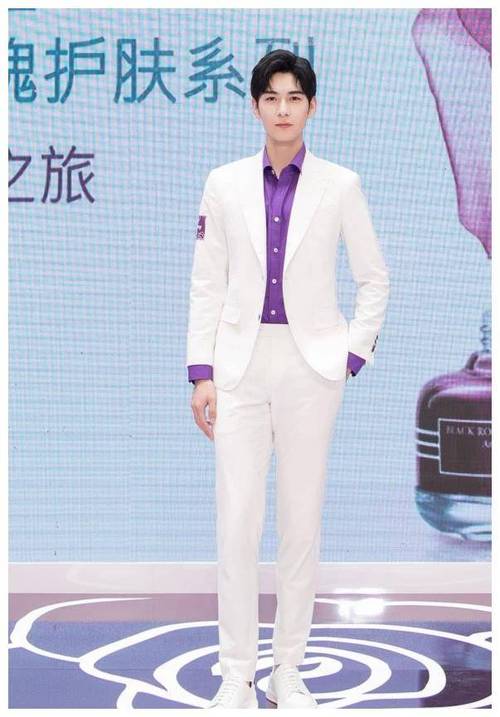 原创白色西服和紫色衬衫丝毫不违和陈星旭穿出了西服的新高度