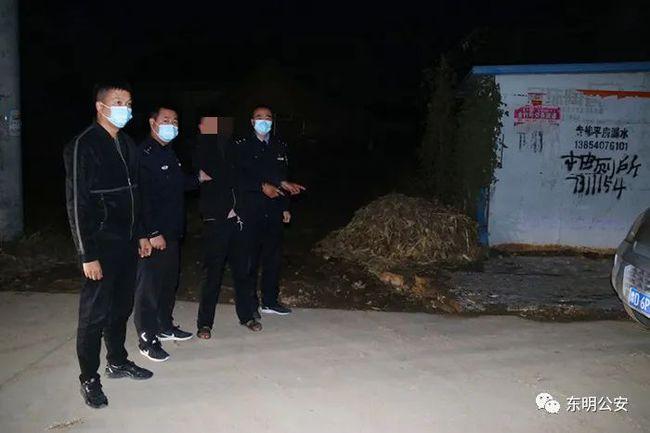 菏泽一犯罪嫌疑人被警方押解公开指认现场