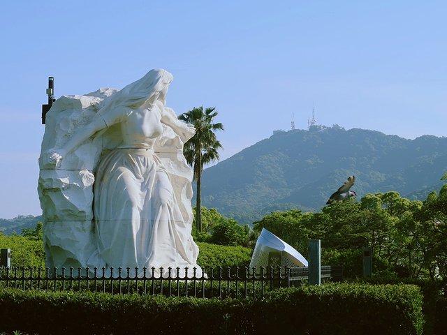 《和平女神》由中国赠送给日本长崎.这尊雕像,在北京复兴门也有一个.