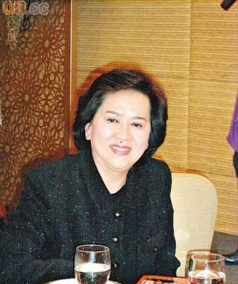 一个是洪金梅为邓永祥产下一子,另一件大事就是邓永祥第三任妻子离开