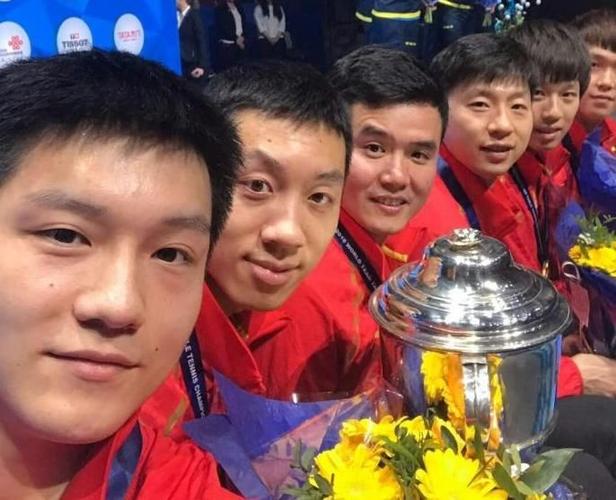 马龙金牌送儿子樊振东笑起来真好看许昕像一个侠客