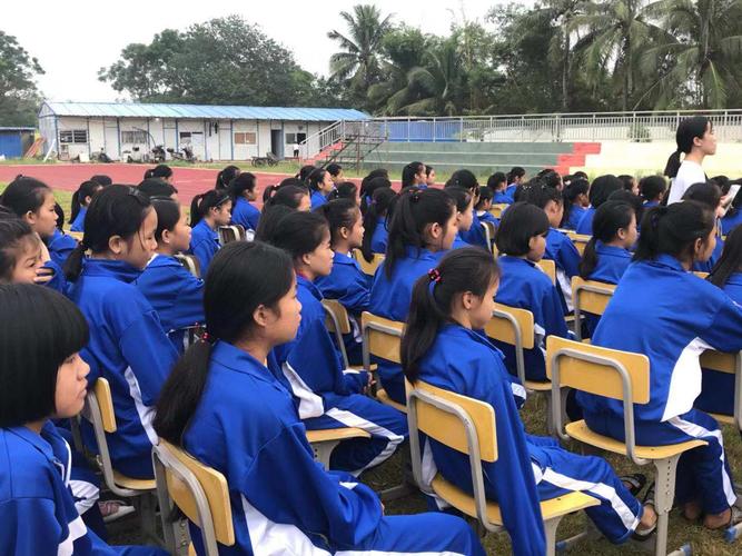 "感悟成长,拥抱青春".——儋州市长坡中学女生青春期的专题讲座.