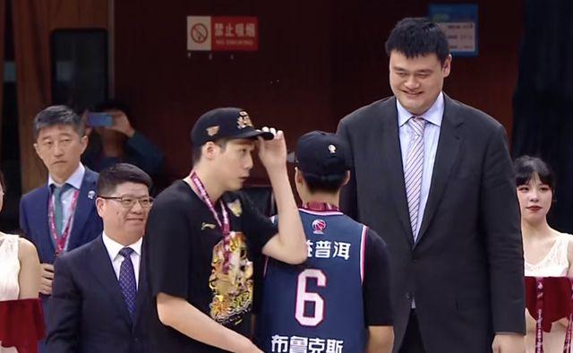 于嘉连叫姚明:站一边去,阿联c位