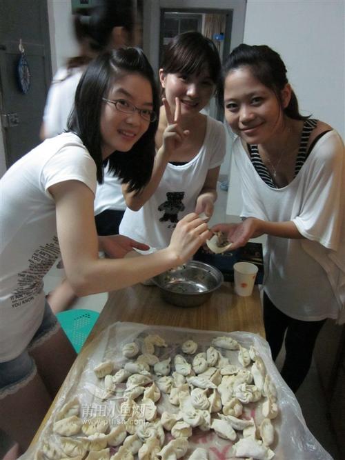 看美女们包饺子啦想不想吃呀反正我看了很想吃饺子呀