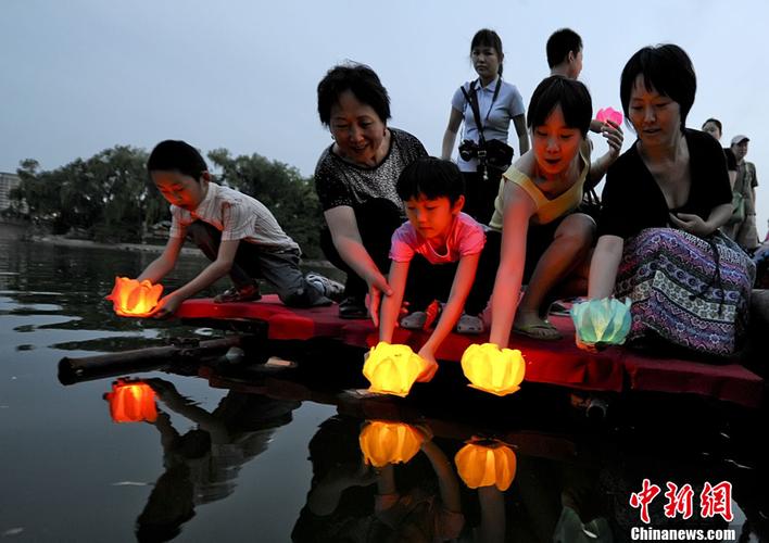 北京民众放河灯感受端午文化