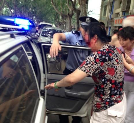 南京:女子下楼失足摔倒 满脸是血(组图)