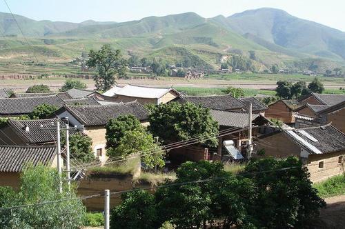 湾子地村隶属于云南省丽江市永胜县涛源乡安坪村委会,属于坝区.