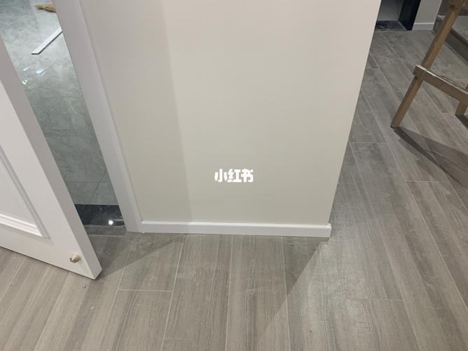 2平板踢脚线,没想到颜色发黄(如图5),和门套的色差好大,只能又