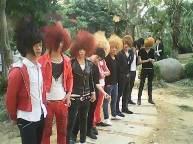 所以杀马特家族更加广为人知,乃至现在已成为所有非主流家族的代名词