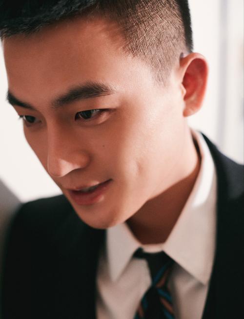 简介:欧豪黑色西装魅力写真图片,分享一组欧豪图片给大家,图中的明星