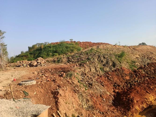 长滨路西侧1702地块存在土方堆积过高