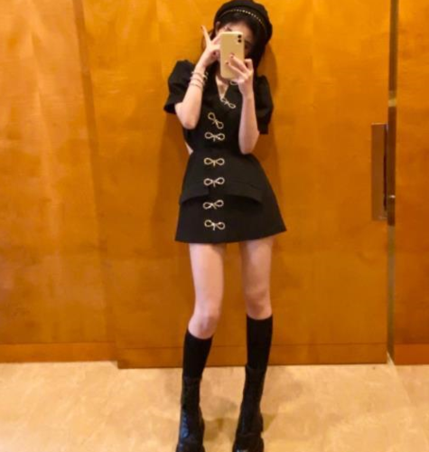 鞠婧祎这电线腿绝了,对着镜子自拍都能秀出1米2,谁不羡慕?